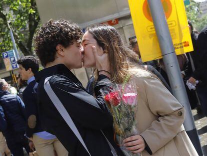 Una pareja se besaba durante la celebración de Sant Jordi en Barcelona.