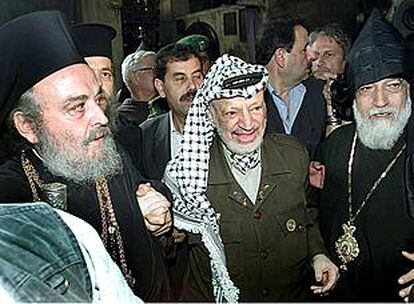 Arafat, junto a autoridades religiosas cristianas, visitó la basílica de la Natividad de Belén.