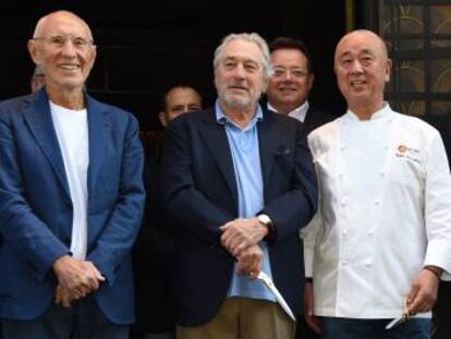 Los tres socios del grupo Nobu, el productor de cine Meir Teper, el actor Robert de Niro y el cocinero japonés Nobu Matsuhisa, durante la presentación el año pasado de hotel Nobu London Shoreditch.