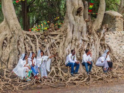 Hombres y mujeres vestidos de blanco para la celebración del timkat en Gondar (Etiopía).