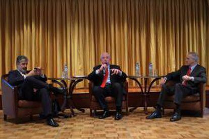 El economista jefe del Banco Interamericano de Desarrollo (i), José Juan Ruiz; el representante del Consejo Empresarial de Competitividad, Javier Hidalgo (c), y el delegado de la agencia EFE en Perú, José Antonio Alonso de Contreras (d), participan este miércoles 24 de abril de 2013, en el foro "España, un país de oportunidades" en Lima (Perú).