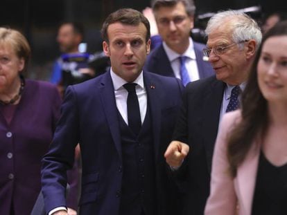 Foto: Angela Merkel, Emmanuel Macron y Josep Borrell, este jueves en Bruselas. (AP) / Vídeo: Declaraciones de Charles Michel.