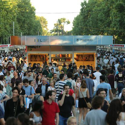 Visitantes en la Feria del Libro de Madrid en 2022.