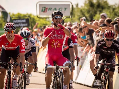 Bouhanni, en el centro, lanza sus pu&ntilde;os al ganar la etapa.