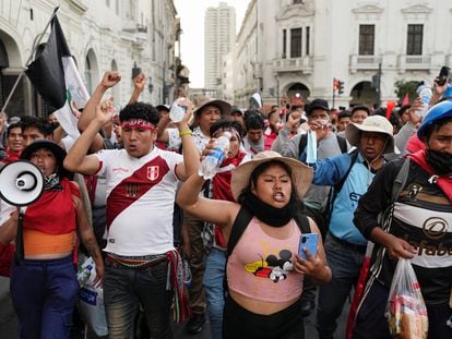 Un grupo de manifestantes protesta en el centro de Lima, este 23 de enero.