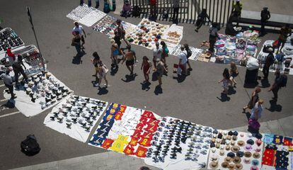 'Top manta' en el passeig Joan de Borbó de Barcelona