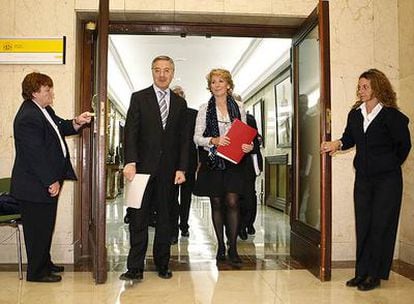 José Blanco y Esperanza Aguirre se dirigen a la conferencia de prensa tras su primera reunión en el Ministerio de Fomento.