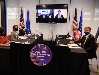 Las delegaciones de EE UU (a la izquierda) y la Unión Europea, en el Consejo de Comercio y Tecnología, este miércoles en Pittsburgh (EE UU).