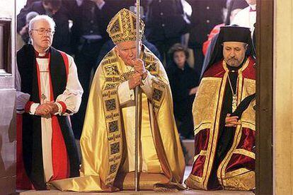 El papa Juan Pablo II, el arzobispo anglicano de Canterbury, George Carey (izquierda), y el ortodoxo Athanasios.