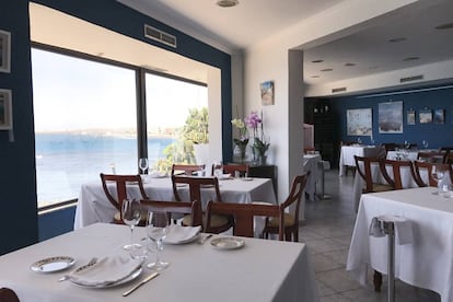 Comedor del restaurante Nelson, con vistas a la bahía de Arinaga, en Gran Canaria.