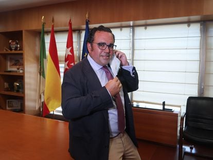 Javier Úbeda, alcalde de Boadilla del Monte, en su despacho durante la entrevista.
