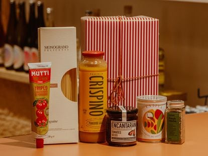 Una de las cajas de navidad con productos de la tienda Súper by Dot.