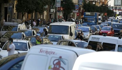 Tr&aacute;fico en el centro de la ciudad de Valencia.