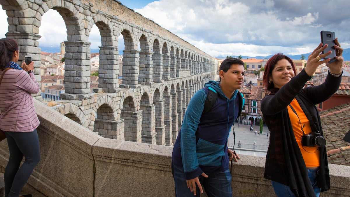 «Ojo, monumento»: prohibido cruzar o apoyarse en el acueducto de Segovia |  Cultura