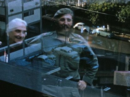Pasionaria y Fidel Castro, en la visita en 1963 de la líder comunista a La Habana. En el vídeo, fragmento de 'Diarios del exilio'.