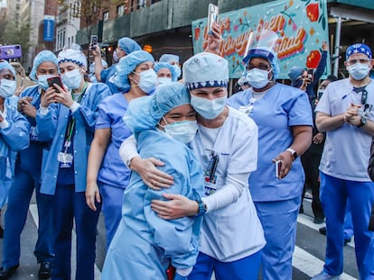  New York residents and city police horses (NYPD) applaud health care workers in a Manhattan hospital during the Coronavirus COVID-19 pandemic in the United States. *** Local Caption *** .