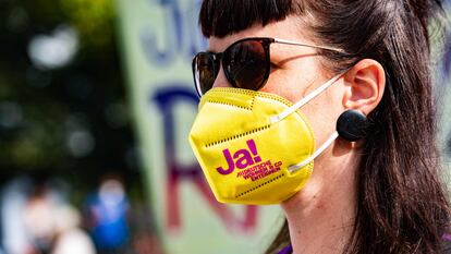 Una manifestante lleva una mascarilla en la que se lee "¡Sí!" a la iniciativa para expropiar a los grandes propietarios de vivienda de Berlín.