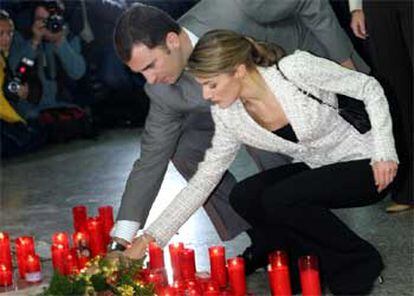 El príncipe Felipe y Letizia Ortiz depositan un ramo de flores durante el homenaje a las víctimas del 11-M celebrado hoy en la estación de Atocha.