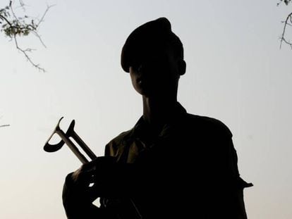 Un ni&ntilde;o con un rifle de asalto en el Ej&eacute;rcito Democr&aacute;tico de Sud&aacute;n del Sur.