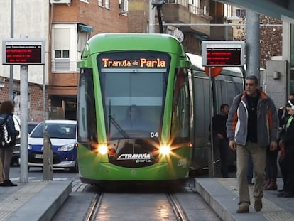 El tranv&iacute;a de Parla, a su paso por una de las estaciones en el centro de la ciudad.