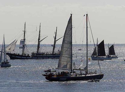 Un grupo de barcos científicos ayer en aguas de Barcelona.