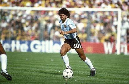 Diego Armando Maradona, con la majestuosa estampa de sus años de juventud, durante el Mundial de 1982.