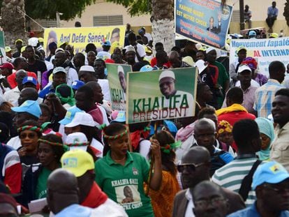 Partidarios de los principales candidatos de la oposición se manifiestan contra el presidente Sall, el pasado día 11 en Dakar. 