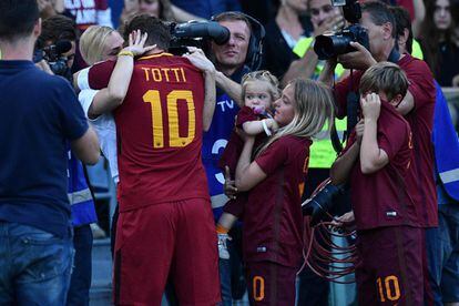 Totti se despide de los empleados del club en el que creció. "Aquí me he hecho hombre", dijo. 