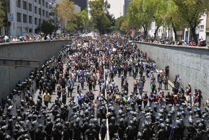 Miles de manifestantes salieron a las calles en contra del gobierno que ha puesto sus esperanzas de aumento gradual de crecimiento mediocre en la segunda mayor economía de América Latina en la atracción de más inversiones en la industria petrolera, y la mejora de los ingresos tributarios escasos en México.