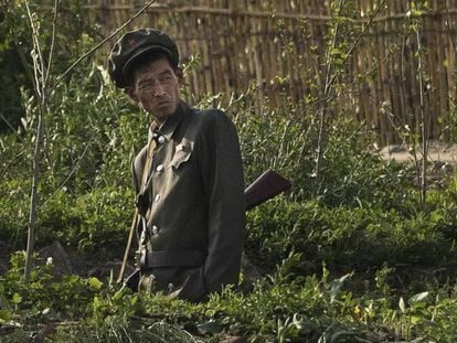Un soldado norcoreano en mayo junto a la frontera con China.