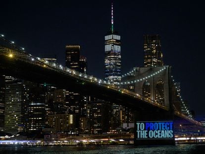 Imágenes de la campaña de protección de los océanos de Greenpeace, proyectada en el puente de Brooklyn (Nueva York), el 14 de agosto.