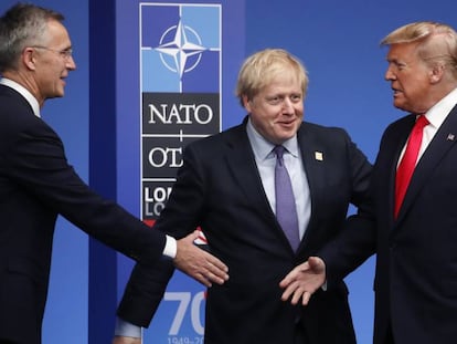 El secretario general de la OTAN, Jens Stoltenberg, saluda a Donald Trump en presencia del primer ministro Boris Johnson. En vídeo, varios líderes parecen mofarse del presidente de EE UU.