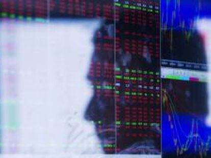 Nuestro fot&oacute;grafo se inspir&oacute; hoy: la cara de un &#039;trader&#039; reflejada en un monitor en el NYSE. 