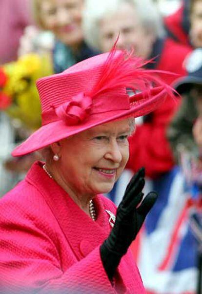La reina Isabel II de Inglaterra muestra su felicidad ante las felicitaciones de súbditos, que con banderas inglesas y diversas pancartas.