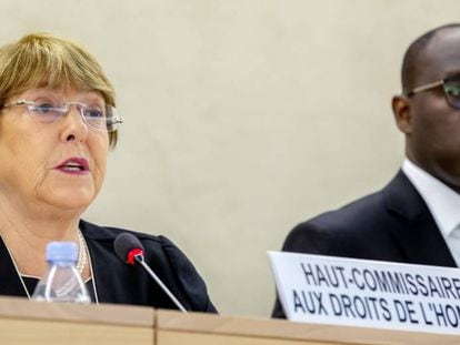 Michelle Bachelet, junto al presidente del Consejo de Derechos Humanos, Coly Seck, este lunes en la 41ª sesión del Consejo de Derechos Humanos de la ONU, en Ginebra.