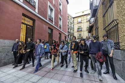 Paseo colectivo guiados por la voz robótica.