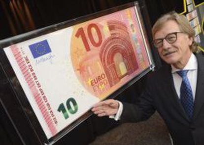 El miembro luxemburgu&eacute;s del comit&eacute; ejecutivo del BCE, Yves Mersch, present&oacute; el nuevo billete de 10 euros en la sede del BCE en Fr&aacute;ncfort (Alemania) el pasado 13 de enero de 2014. 