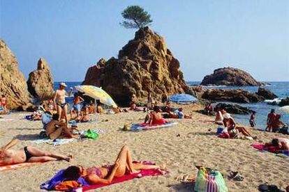 Tres noches durante el puente en un hotel de Tossa de Mar (en la foto, la cala Mar Menuda), con media pensión, 141 euros.