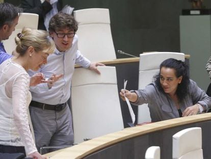 Rafaela Romero, del PSE, y junteros socialistas conversan durante el pleno de las Juntas de Gipuzkoa con un representante del PNV.