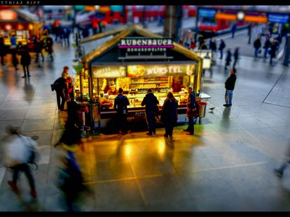 Un puesto de comida para llevar en la estación central de Múnich (Alemania).