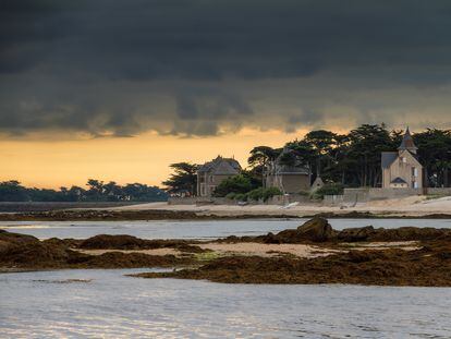 Nubes sobre algunas casas en la costa del Loira Atlántico, en Francia, en una puesta de sol de verano en julio.