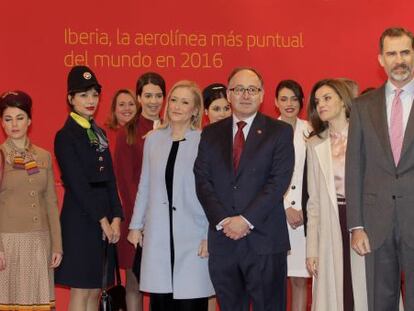 Los Reyes, junto a Cristina Cifuentes, presidenta de la Comunidad de Madrid;Luis Gallego, presidente de Iberia; y &Aacute;lvaro Nadal, ministro de Energ&iacute;a y Turismo.