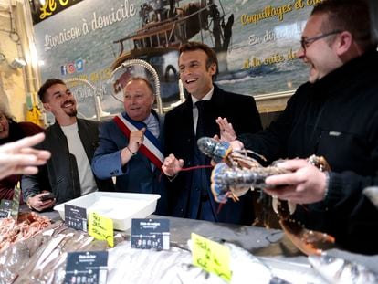 El presidente francés, Emmanuel Macron (segundo por la derecha), ante un puesto de pescado en Fouras, este jueves.
