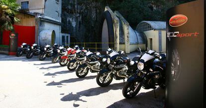 Distintos modelos de motos aparcadas en un taller de marca.
