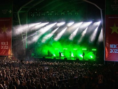 Concierto de Alizzz en el escenario de la playa de Bogatell de las fiestas de la Merced en Barcelona.