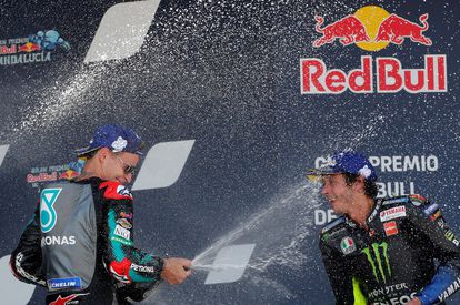 Fabio Quartararo celebra su triunfo en el podio junto a Valentino Rossi.