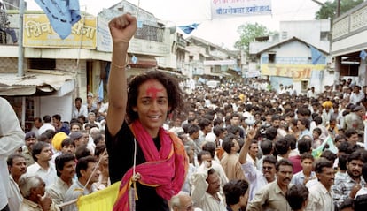 Arundhati Roy, en 1999 en un acto de protesta contra la construcción de una presa en India.