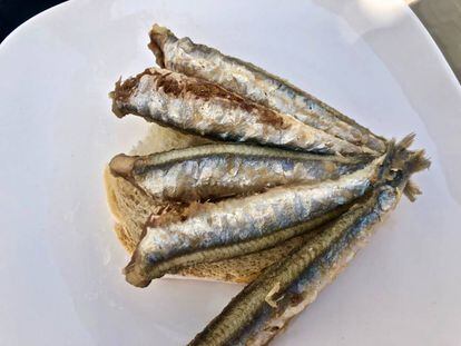 Manojillo de boquerones sobre rodaja de pan, al estilo tradicional / Capel