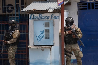 Oficiales de policía patrullan una calle durante una operación antipandillas en Croix-des-Missions, al norte de Puerto Príncipe (Haití), el 28 de abril de 2022.