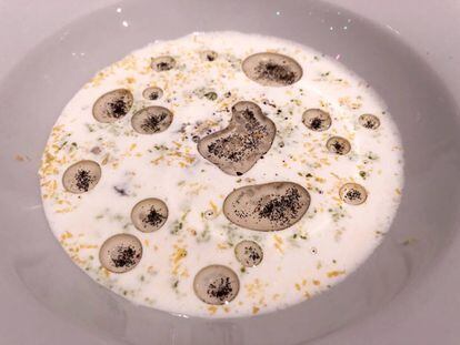 OSTRAS AHUMADAS A LA VAINILLA SOBRE CREMA DE PUERROS / CAPEL